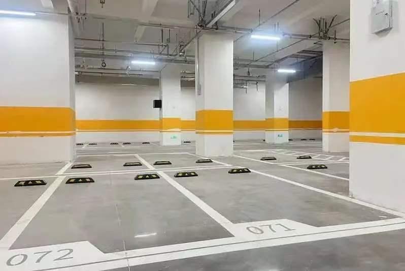湖南郴州，一男子小区有806个架空层车位。业委会认为，架空层属于小区共有部分，建