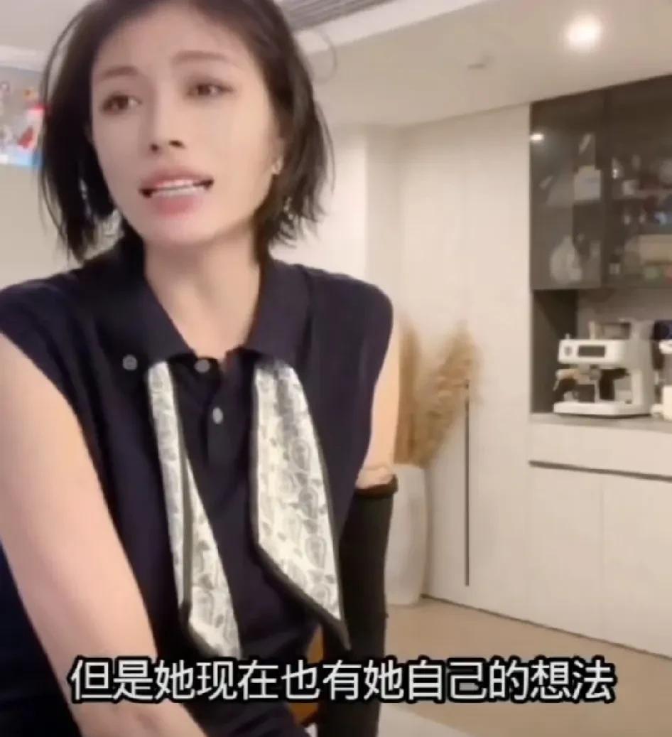 葛荟婕直播时，谈到女儿小苹果不见她，和她不亲近一事，她说小苹果现在不找她是因为年