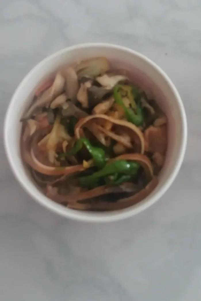 我太幸福了，中午老公在别人家吃饭，还带了一碗饭，一碗菜给我吃，真好。老公是在堂