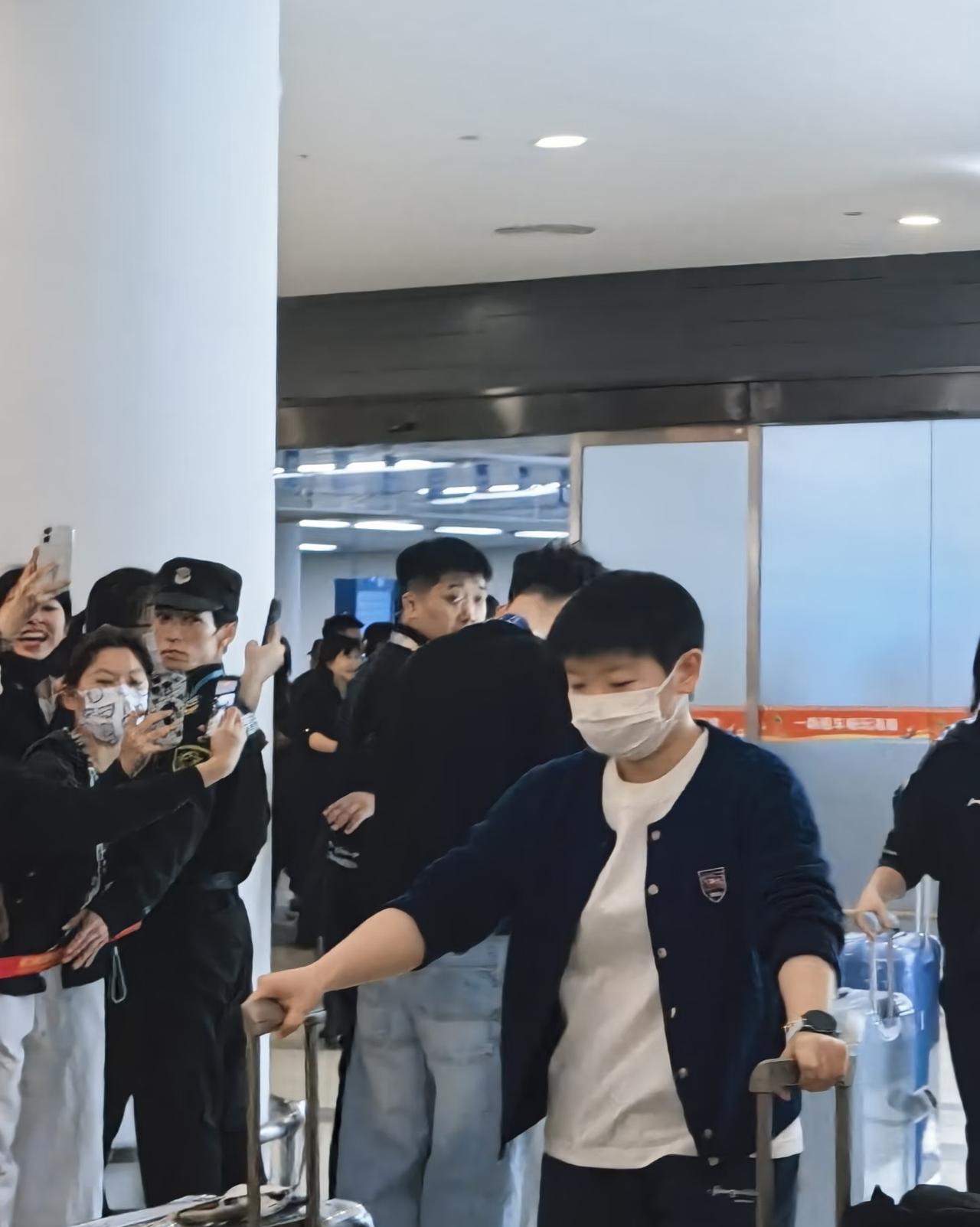 国乒团队抵达海南，莎头出站，走的机场VIP通道。现场很多观众，莎头出场，机场都