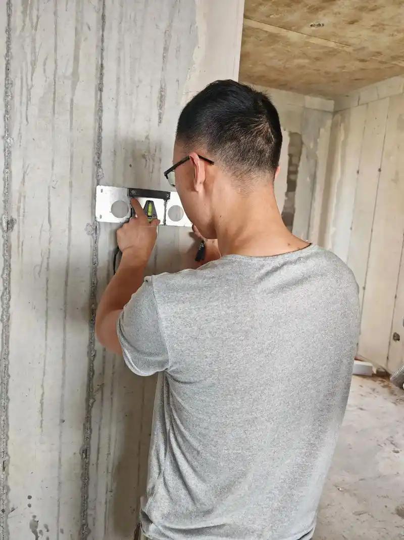 冤不冤？深圳，一男子打了上班卡后，突然感到尿急，于是打算先解手再去工位。没想到，