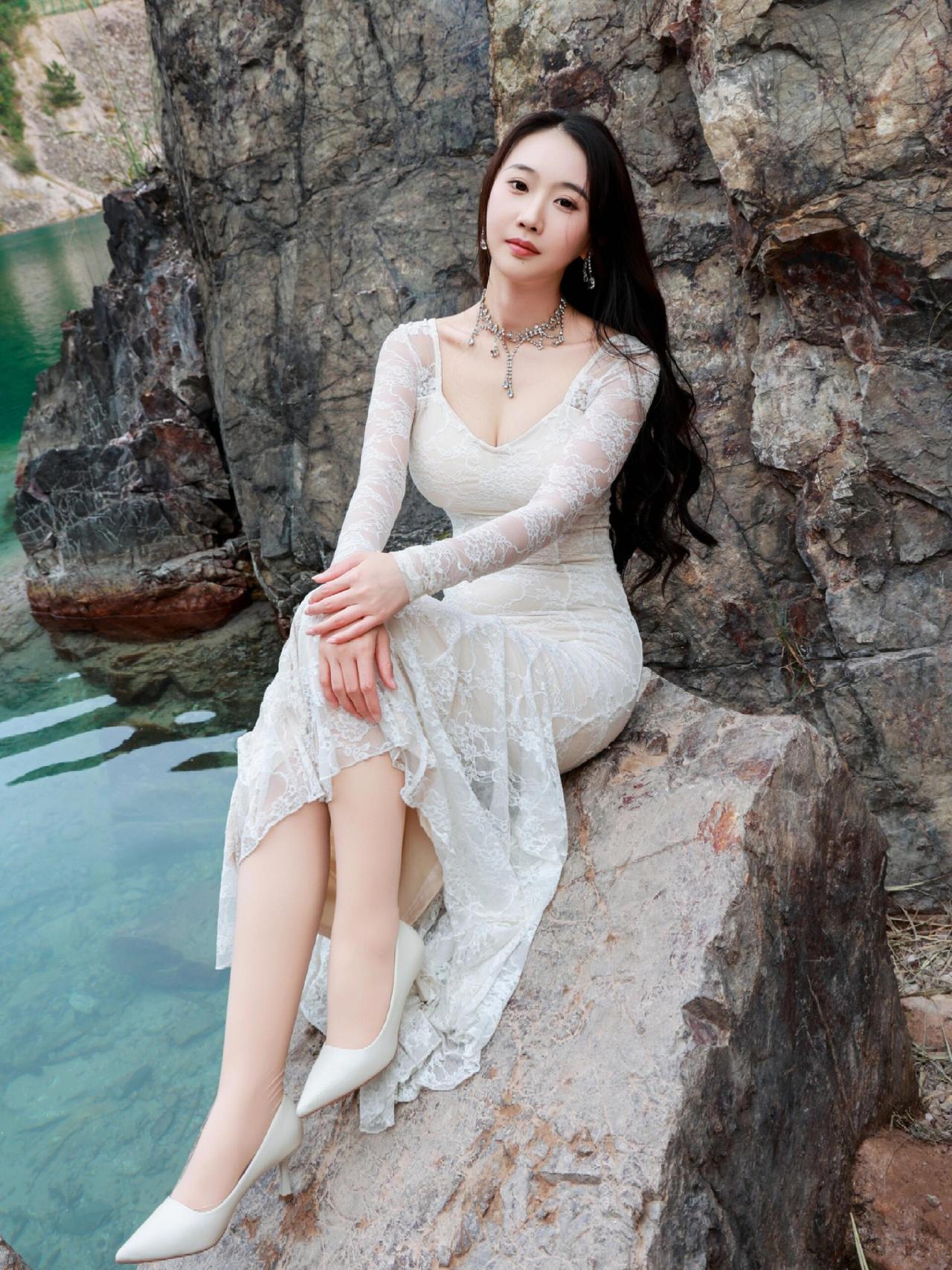我踏过清透的水色，蕾丝裙摆沾了山风的软。石栏的凉、岩岸的粗粝，都衬着裙角的
