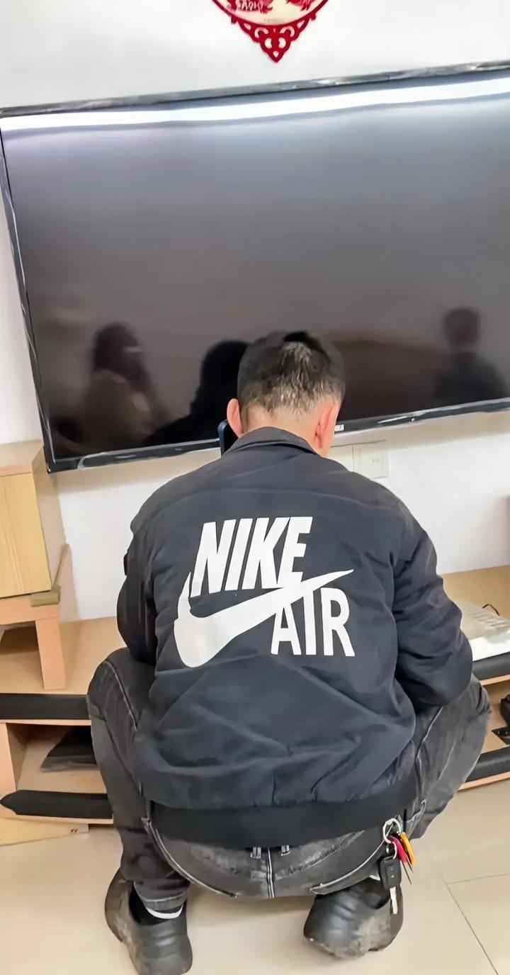 租房6年，退房时电视坏了，被房东扣3000元押金。近期一网友在退房时和房东闹僵