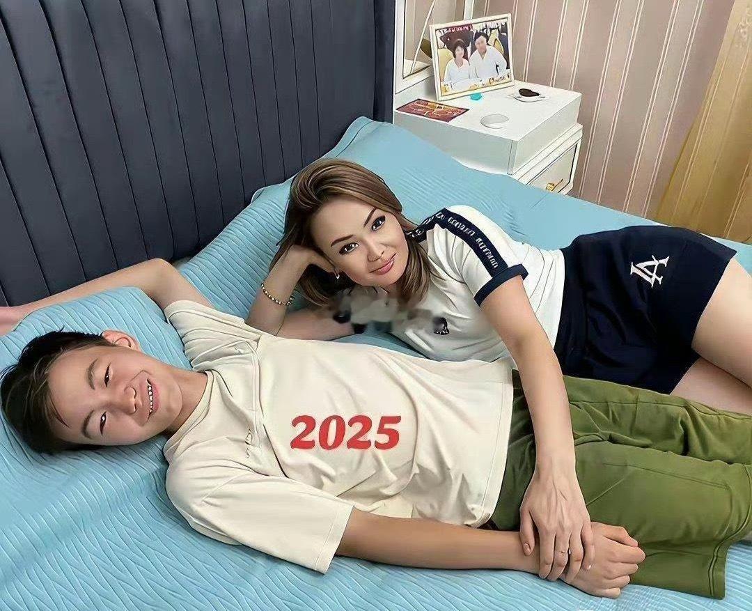 14年过去了，萌娃一夜之间长大了，妈妈的美貌却没什么变化。