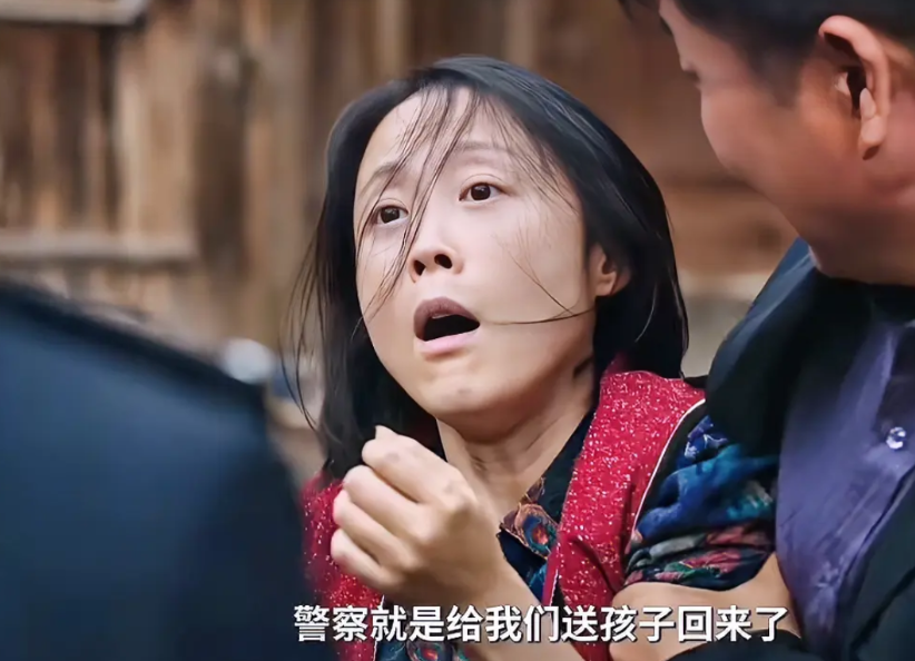 《利剑玫瑰》警察带着多年前被拐的孩子回家认亲，但早就被折磨疯了的母亲却只抱着个破