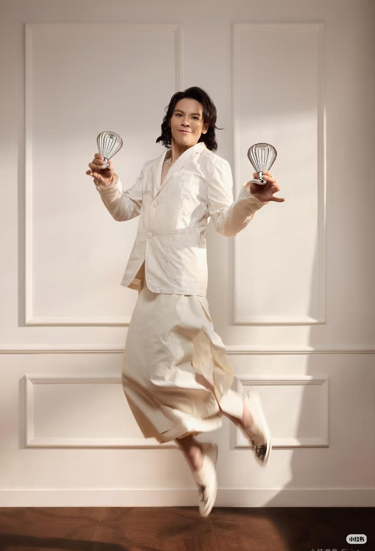 郭碧婷的审美和向佐的审美，中间隔了一个银河系。但她也是看电视才知道的，这锅真不归