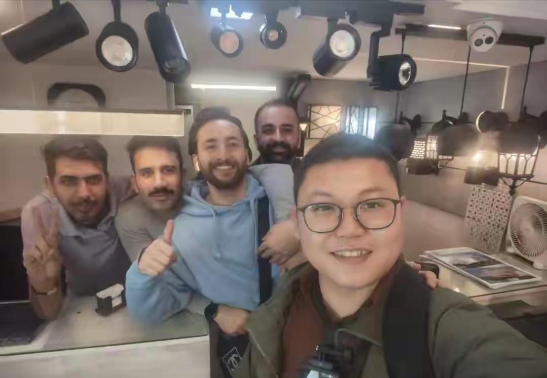 中国人的居安思危意识，是刻进骨子里的！在伊朗，一个28岁的广西小伙子黄勇鑫上演了