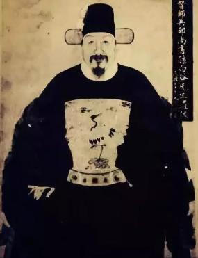 1642年，崇祯把蹲了三年大牢、耳朵都聋了的名将孙传庭放了出来，皇帝问他，要多