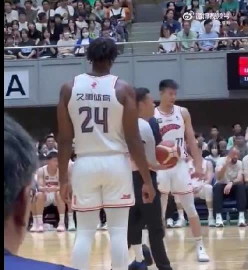 上海试训外援怀特塞德首秀拿13分7板，即便有王哲林，他还是对宏远威胁很大
