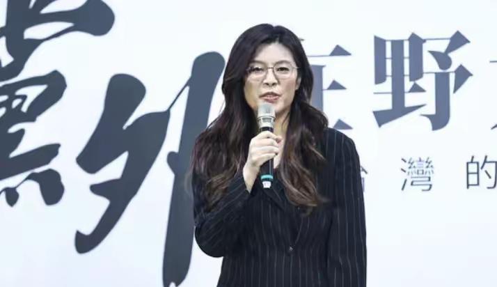 郑丽文在桃园的政见会人气爆棚，参加人员超多。这背后或许和她在国民党主席选举辩论会