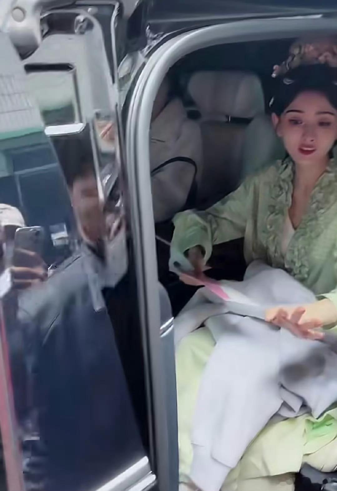 宋祖儿被男粉求婚了宋祖儿明显被吓到普信男哪都有