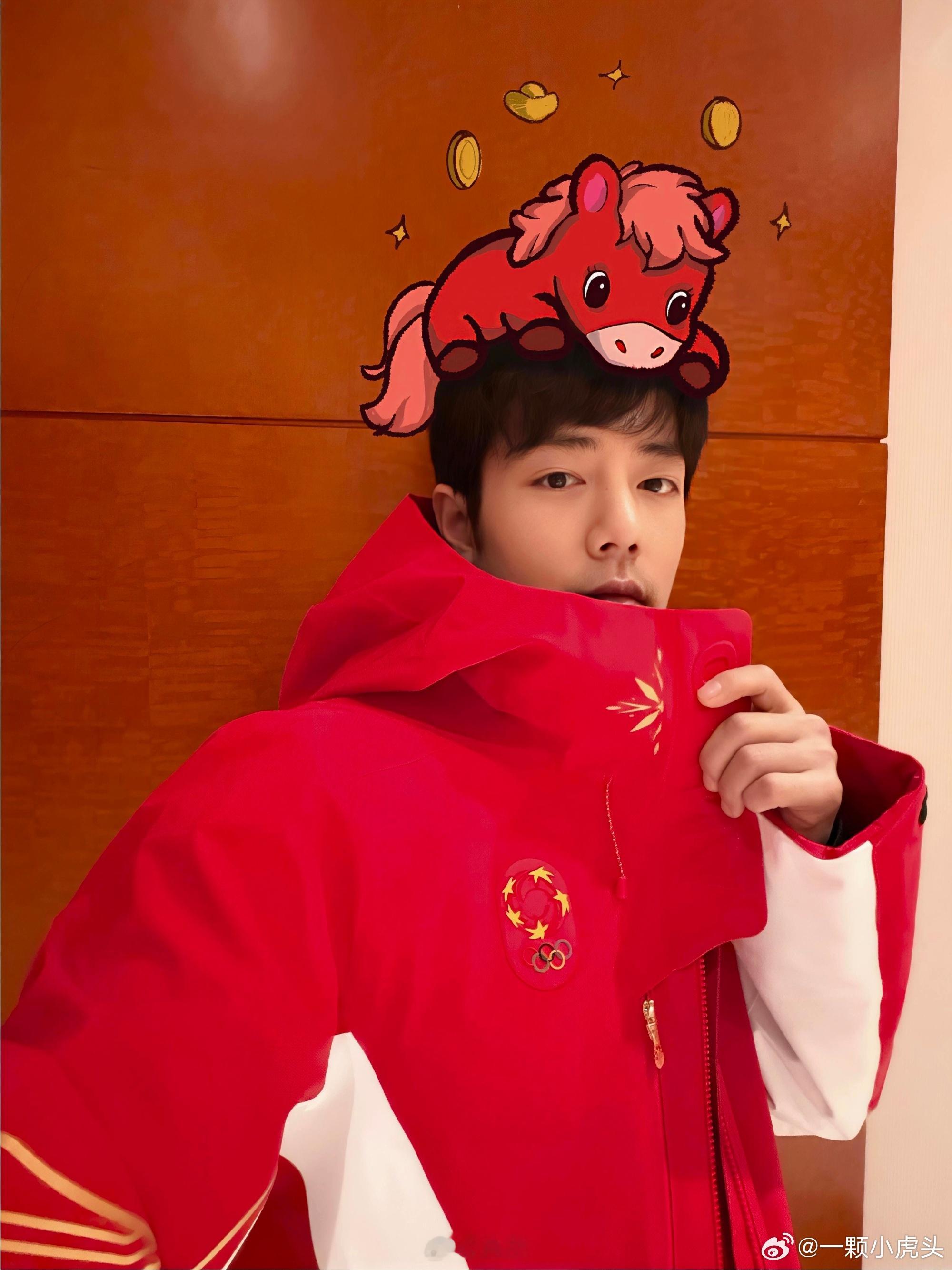 肖战除夕夜自拍营业，带着手绘卡通小马和招财小熊猫给粉丝送上新年祝福：“过年好，大