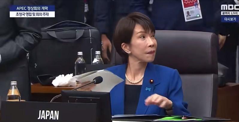 当着中方的面，高市早苗提到台湾，坚持一个中国。10月31日中日高层会见现场，