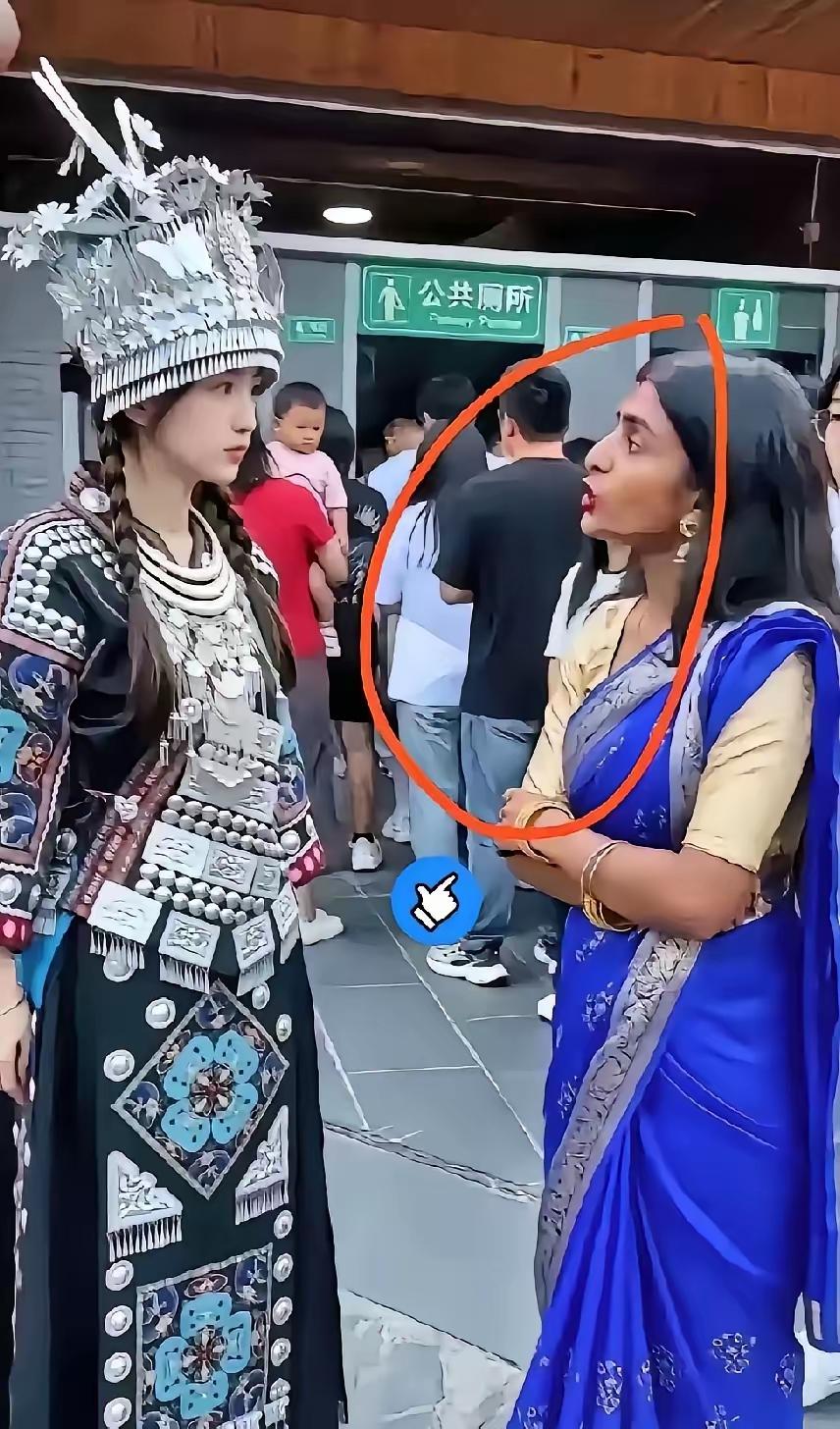 在贵州景区，一印度婆罗门女子要如厕。她不排队，硬要插队进去。被工作人员拦住，