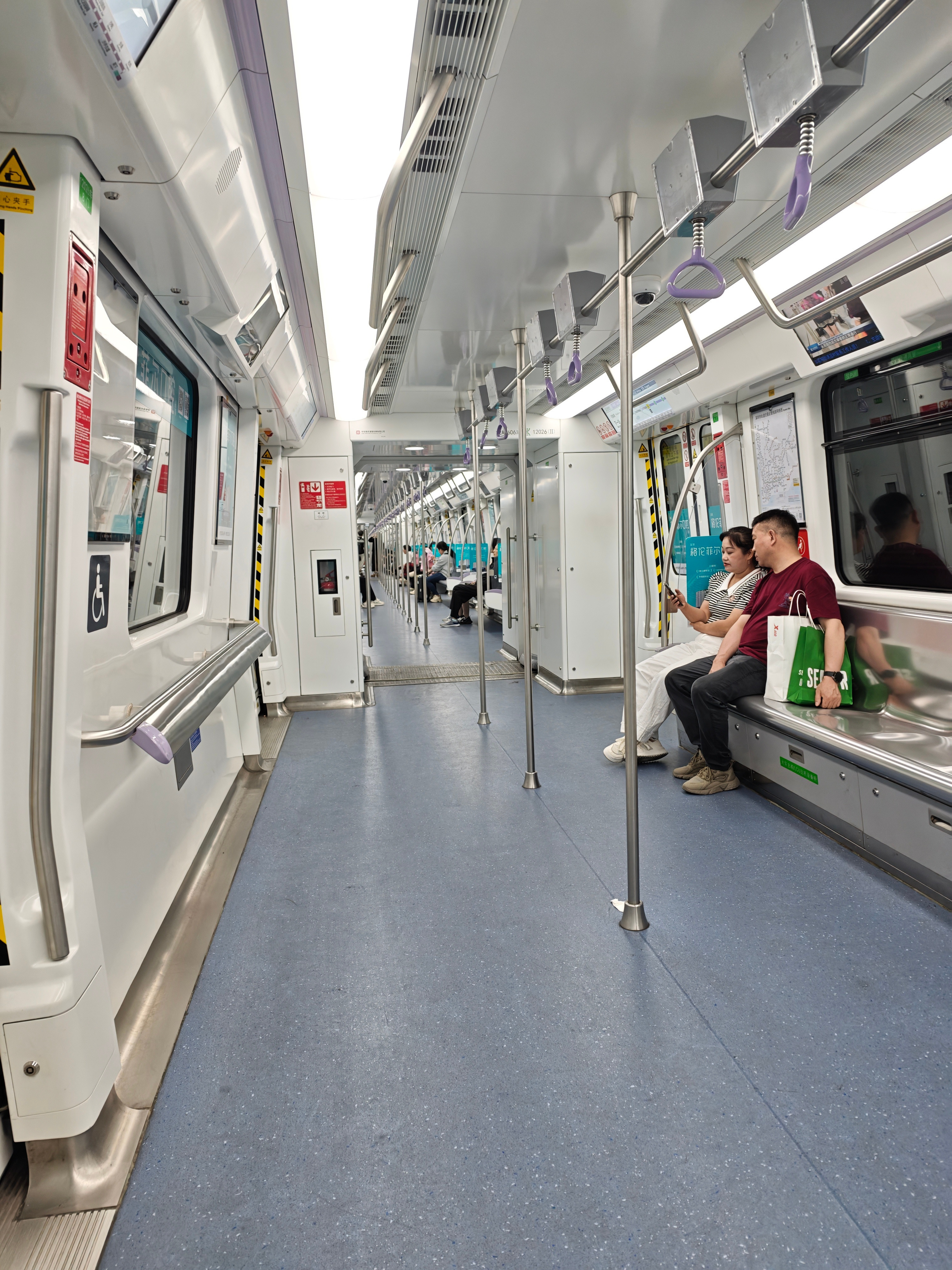 除夕的深圳路上基本没人了出门也不用挤地铁了