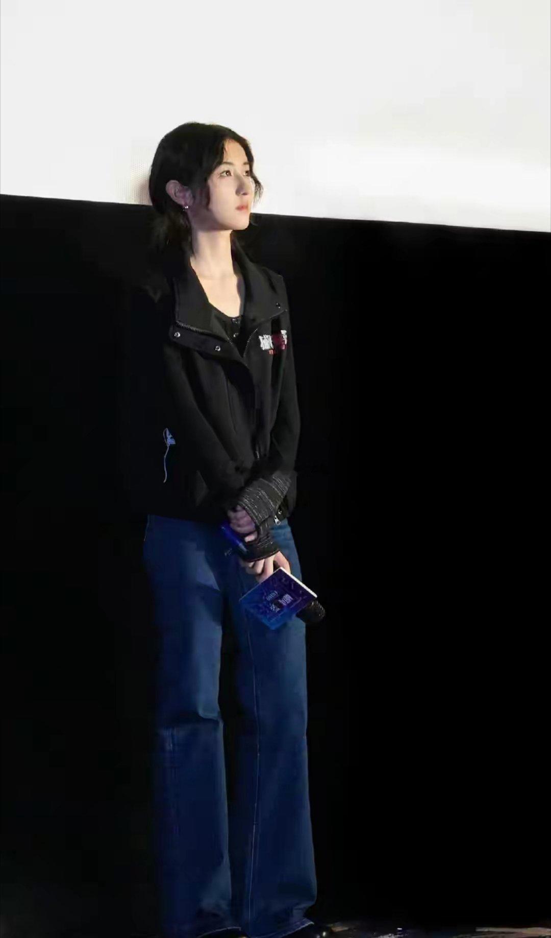 张子枫出席电影《捕风追影》武汉站路演，穿黑色马甲扎低马尾好美​​​