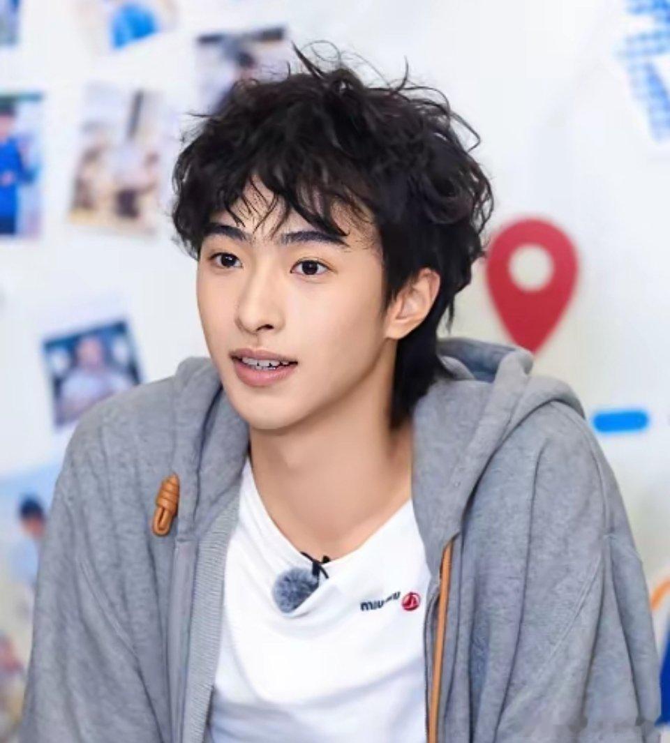 一个是继父秦昊，一个是亲爹庾澄庆，恩利夹在中间也很为难！恩利对秦昊说：有你在我才