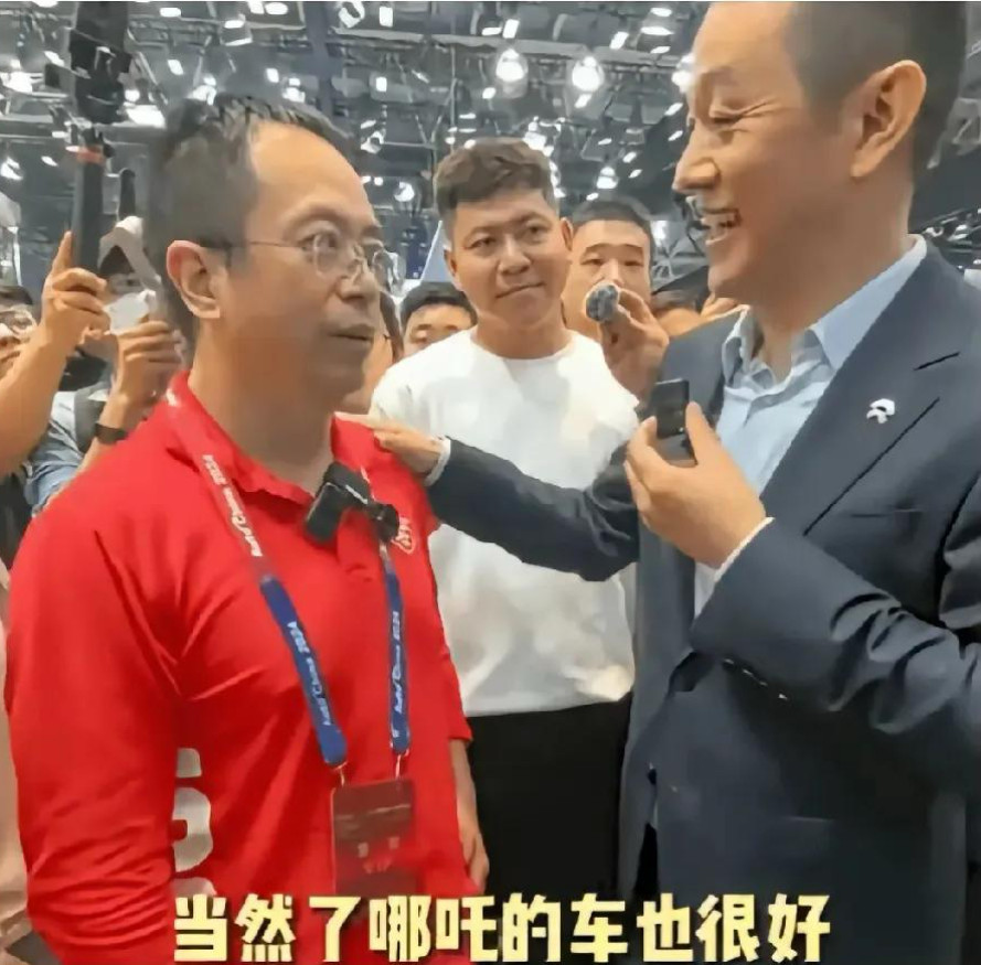 今年4月份李斌在介绍完蔚来汽车的换电技术后，拍着周鸿祎的肩膀说：“当然了，哪吒的