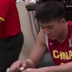 一个镜头说明男篮将帅之间可能有矛盾了。暂停的时候郭士强拿着战术板在讲战术，王俊杰