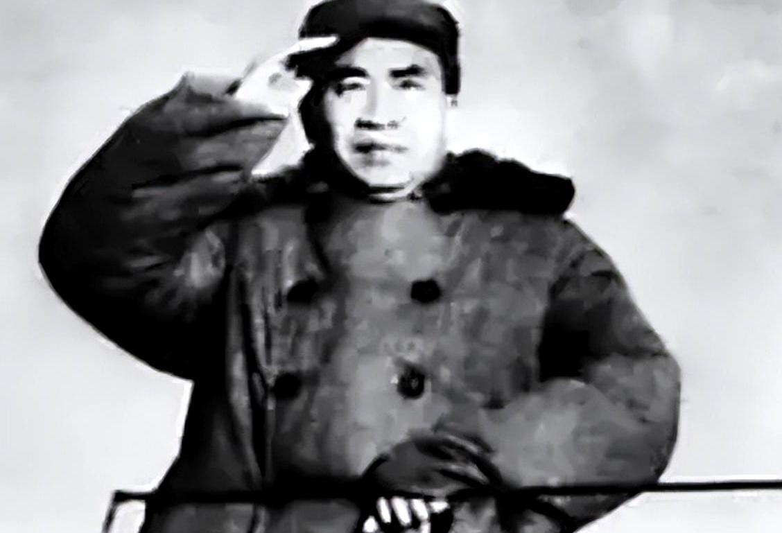 1960年，一位白发苍苍、腰背微驼的老人，步履蹒跚地来到北京中南海新华门前。他带
