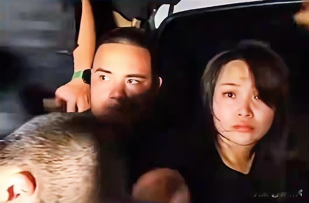 突发，越南女子把柬埔寨的囚车给劫了，单凭她一己之力救了六个毒贩。整段视频可以看出