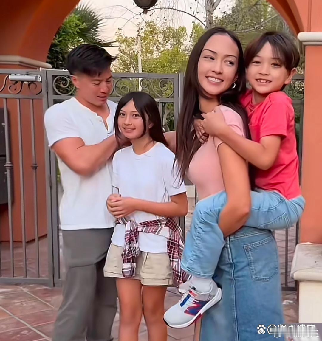 48岁的安志杰在美国和老婆孩子团聚，他老婆老美了，俩孩子颜值也高，一家人瞅着忒幸