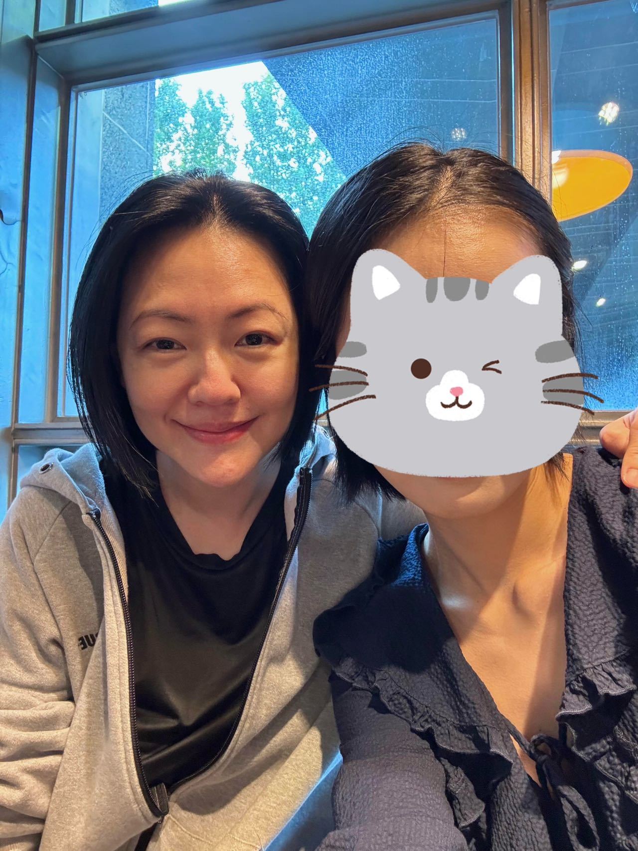 小S神态越来越像大S刷到网友在台北偶遇小S的分享，夸她皮肤亮、头发乌黑柔顺。合
