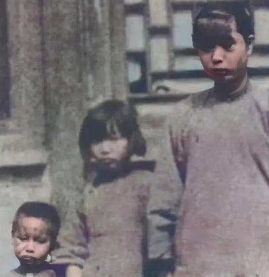 1927年，李大钊牺牲后不久，他的三个子女在北平拍下了这张珍贵合影。照片里，