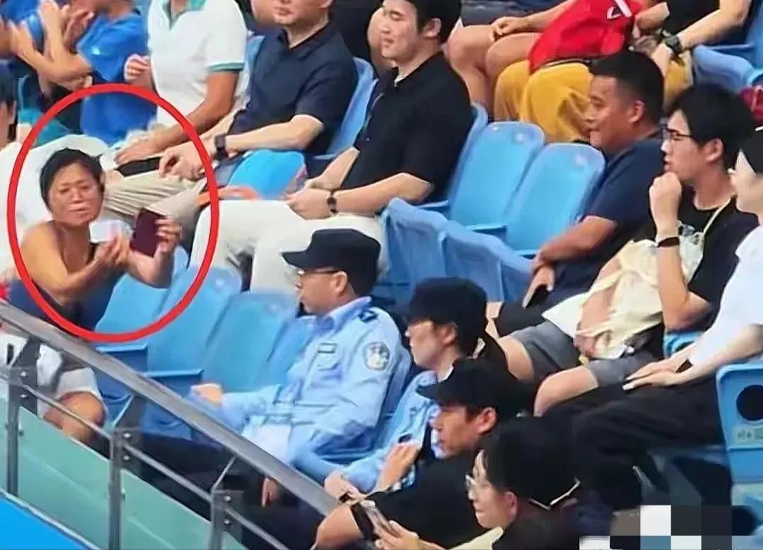 终于找到46岁女子敢大闹上海网球赛的原因了。不是因为她当天喝酒了，而是她手中的