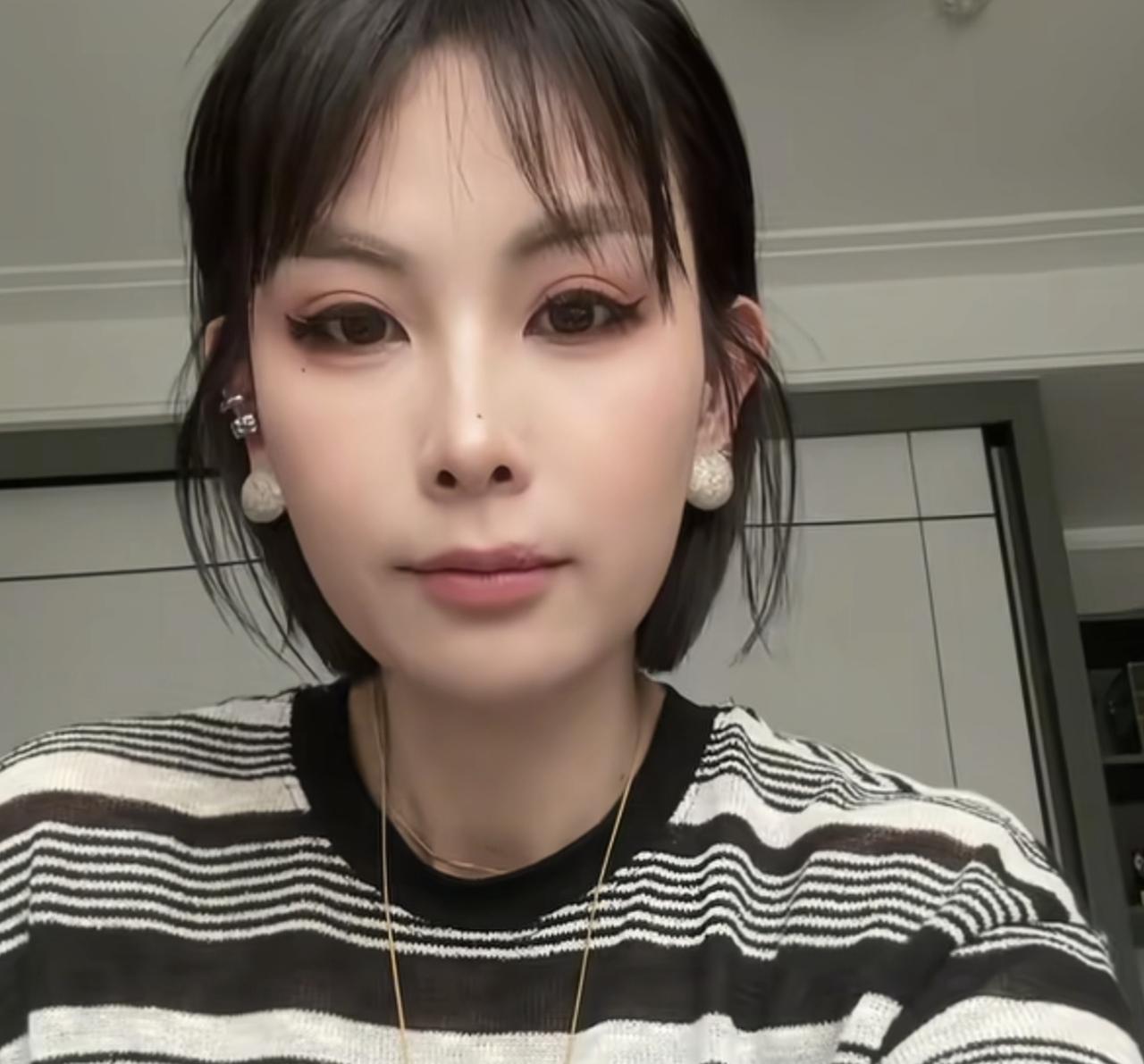 二哈1个小动作网友拆穿了3个字她有些此地无银三百两的意思！瑾汐大哥早已看清一