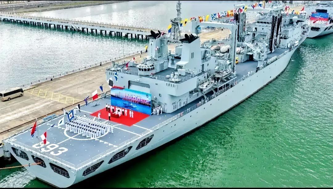 中国海军官宣了最新接收的2艘903A型综合补给舰，分别是892号东江湖舰和893