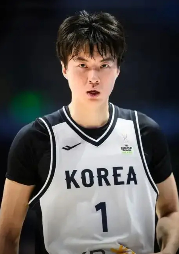 不要笑话韩国61:97负于澳大利亚，因为我们也经常输给澳大利亚这么多。我们男篮万