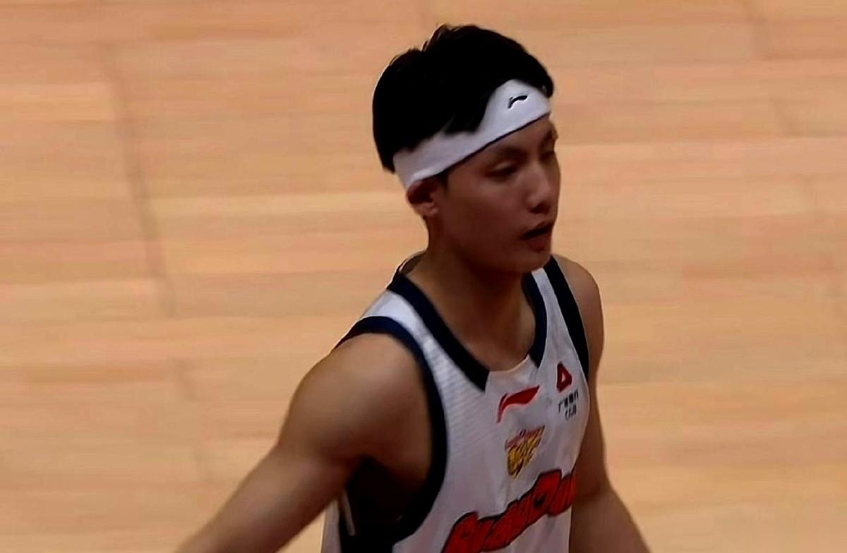 头上还缠着绷带，伤口估计还在渗血。就这么冲上来，在全场最要命的时候，扔进一个把