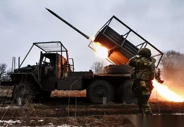 万万没想到。一周往莫斯科狂砸两千架无人机，乌克兰没把对手耗死，反倒把自家的核心军