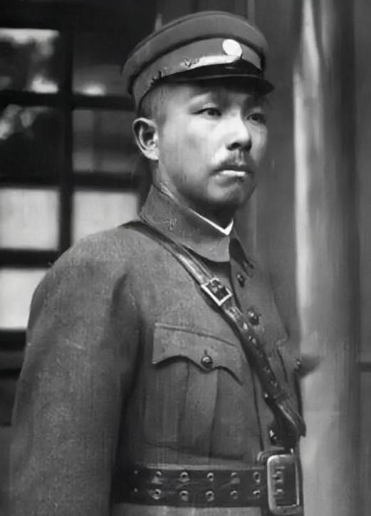 抗战烽火正紧的时候，蒋介石到成都活动，顺道登门拜访川中重将杨森，刚一进屋，却被眼