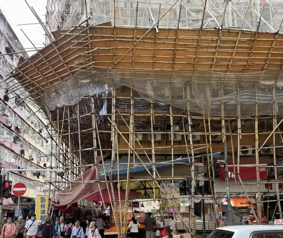 快讯！快讯！朋友上周去香港旅游的时候发回来的照片，还能看到大街小巷都是这种竹架