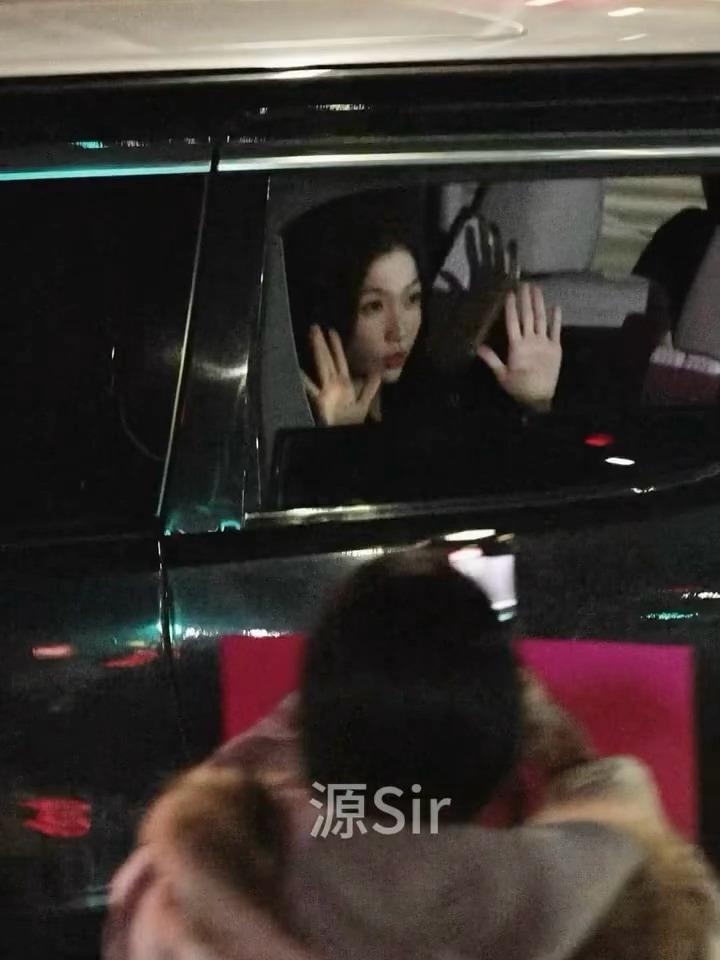 你们到底想干嘛她昨天摇头拒绝今天皱眉害怕