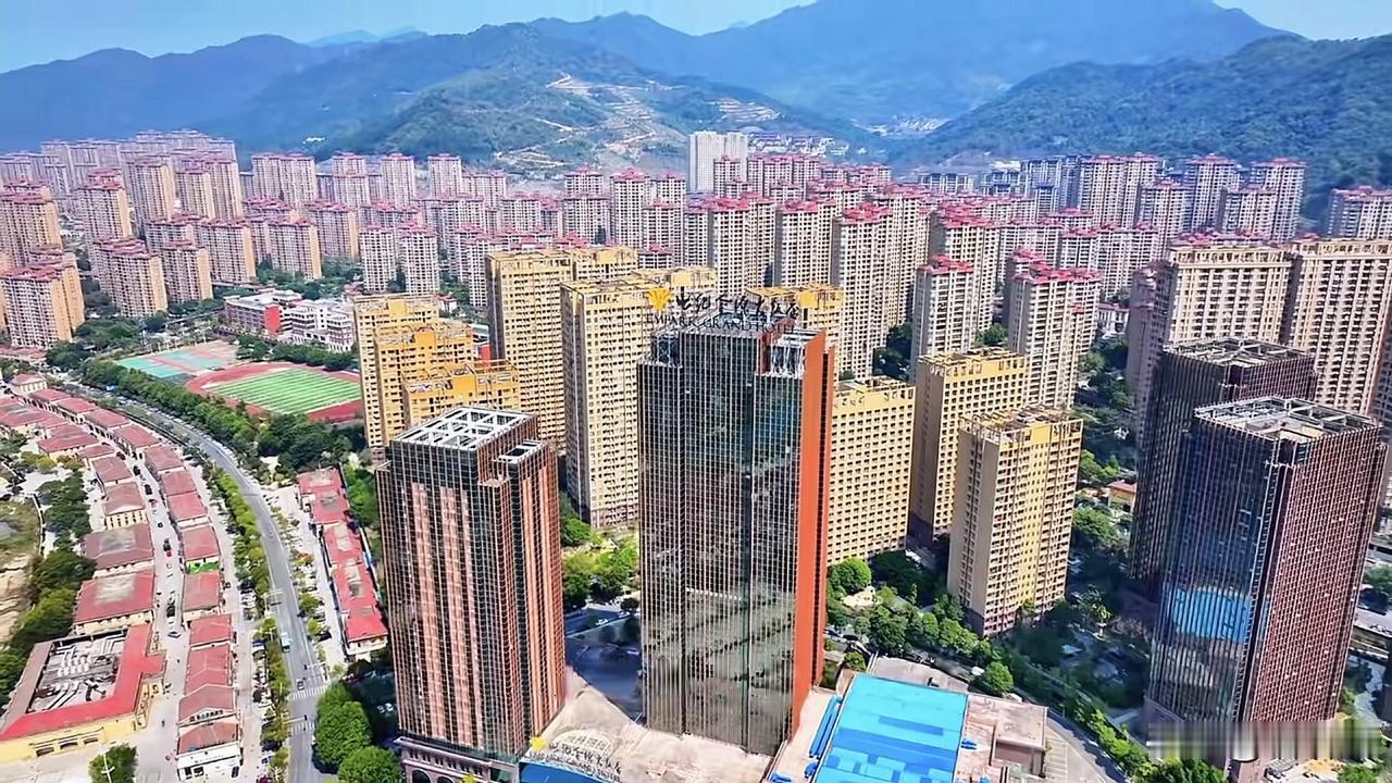 福州最大的小区，也是福建最大的小区，相当于两个鼓浪屿的面积。这是位于福州市连江