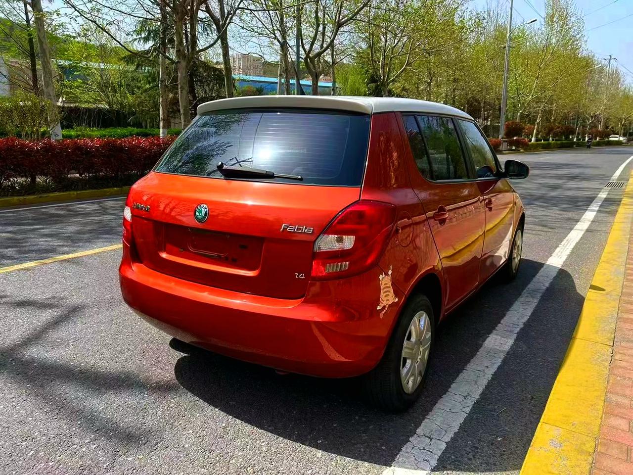 这是一台斯柯达晶锐。2014款精英型。这台车最牛的地方配备了一台1.5升的自然吸