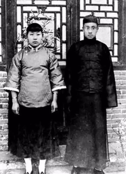 1921年，有人问刚结完婚的梁漱溟："新娘子怎么样？"这位29岁的北大教授端起茶