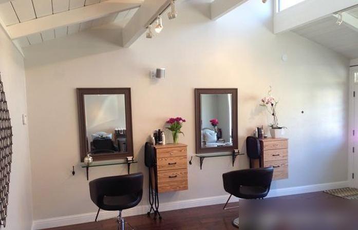 最近有一个男人去理发，来到理发店进门就问，理发多少钱？理发店的师傅是个女的，她说