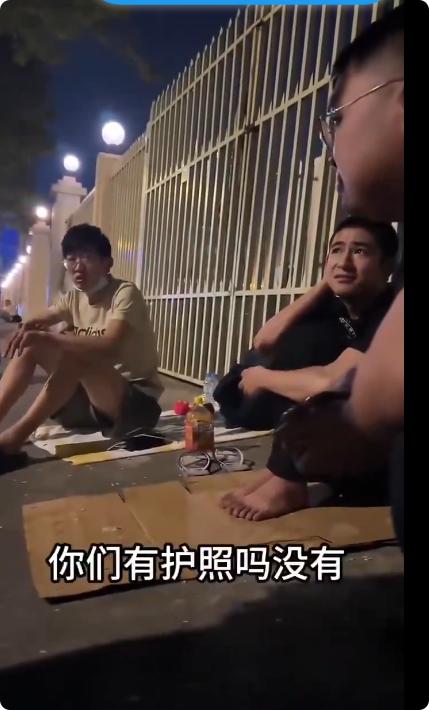 1月22日，柬埔寨，中国驻柬埔寨大使馆门口，一位博主拍到很多中国人躺在大使馆门口