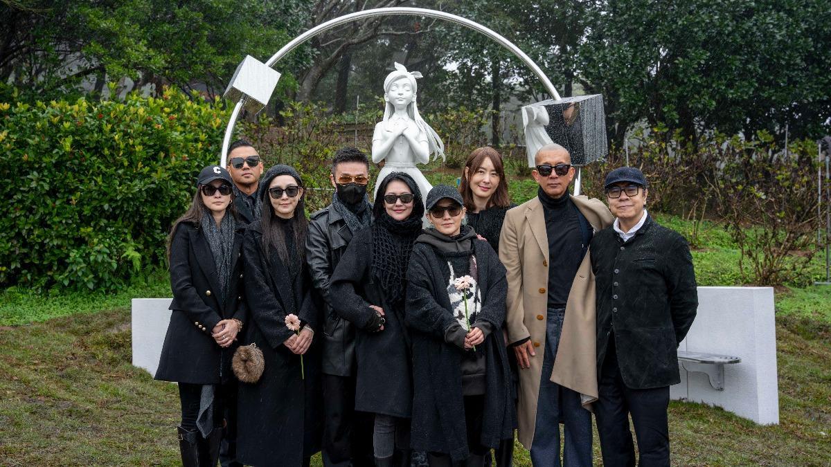 【蔡康永对大S说那就坚强吧吾友】2月2日，大S纪念雕像揭幕，大S亲友集体到场见证