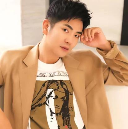 演员张晓龙曾经提起过艺考时期的一段往事：当年他在练功房偶遇一名长相出众的女生，只