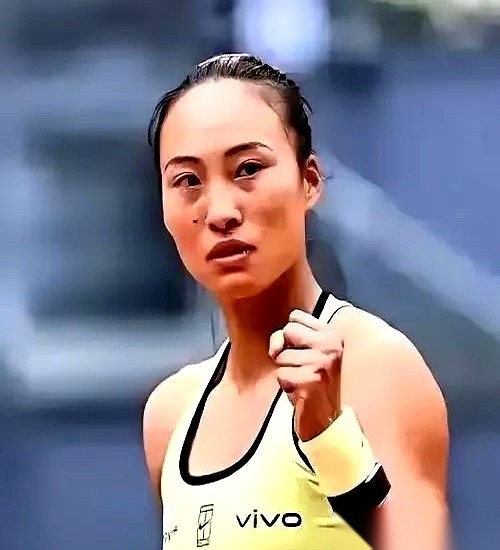 0比5落后，对手手里捏着整整3个盘点，球网对面站着的，是她交手8次输了7次的头号“克星”斯瓦泰克。全