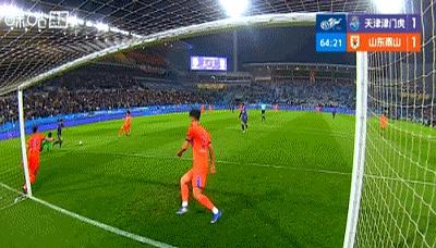 镜头给到点球点那一秒，全场像被按了静音键。VAR看了又看，裁判还是把手指向十二