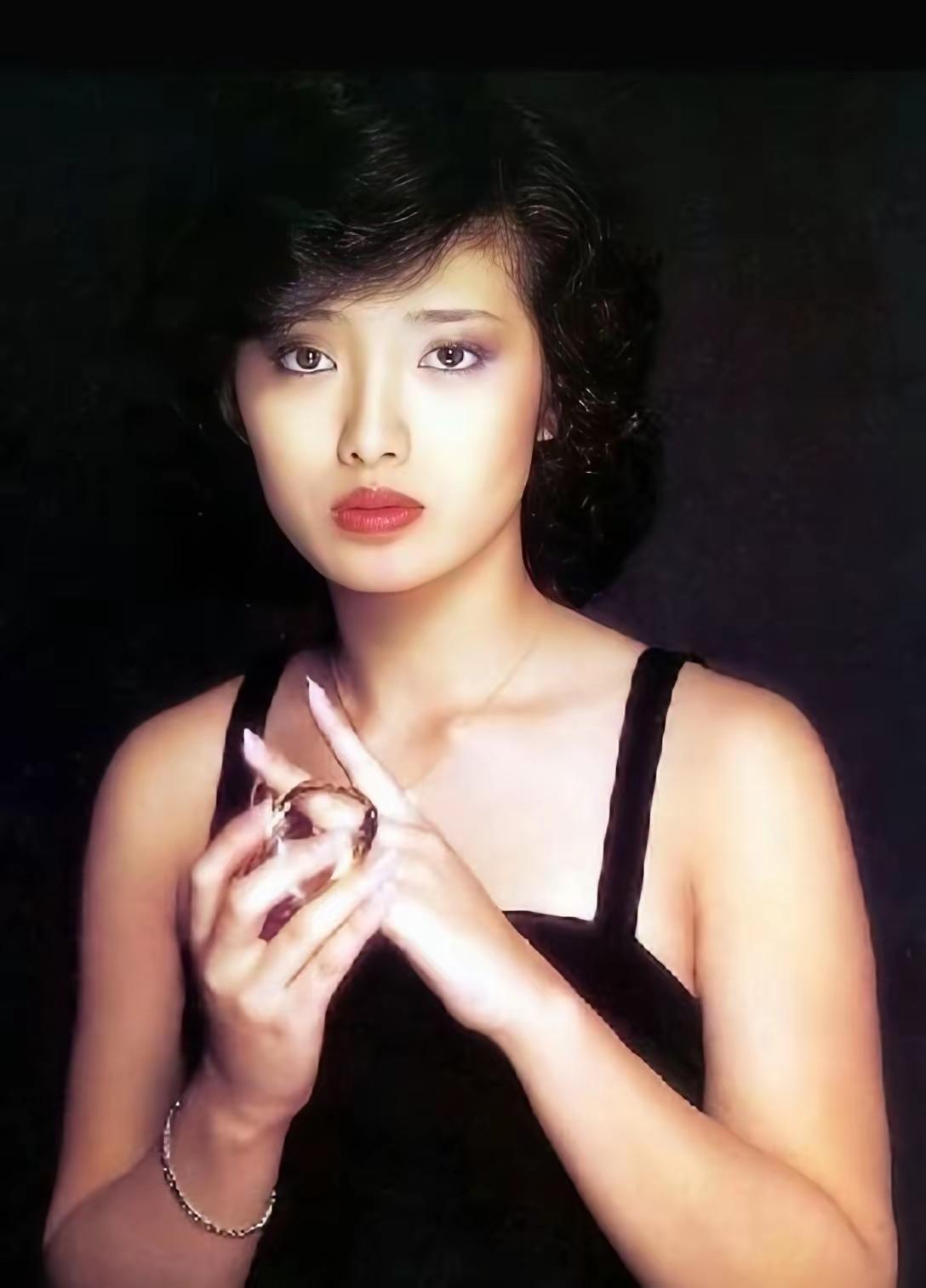 山口百惠美得格外有高级感我偶尔会觉得三浦友和都有些配不上她单看她的五官其实