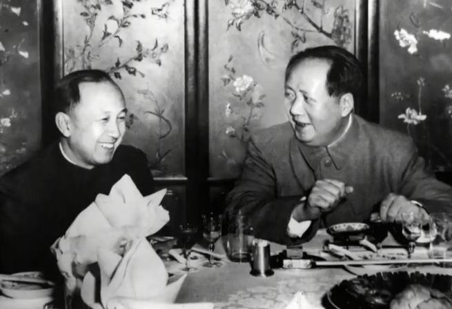 上世纪九十年代，钱学森谈话时说：“如果丢掉了毛泽东思想和公有制，中国就完蛋了”。