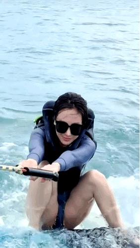 原来杨颖早就解锁了“冲浪”这个技能！杨颖被提及已掌握冲浪技能，相关内容