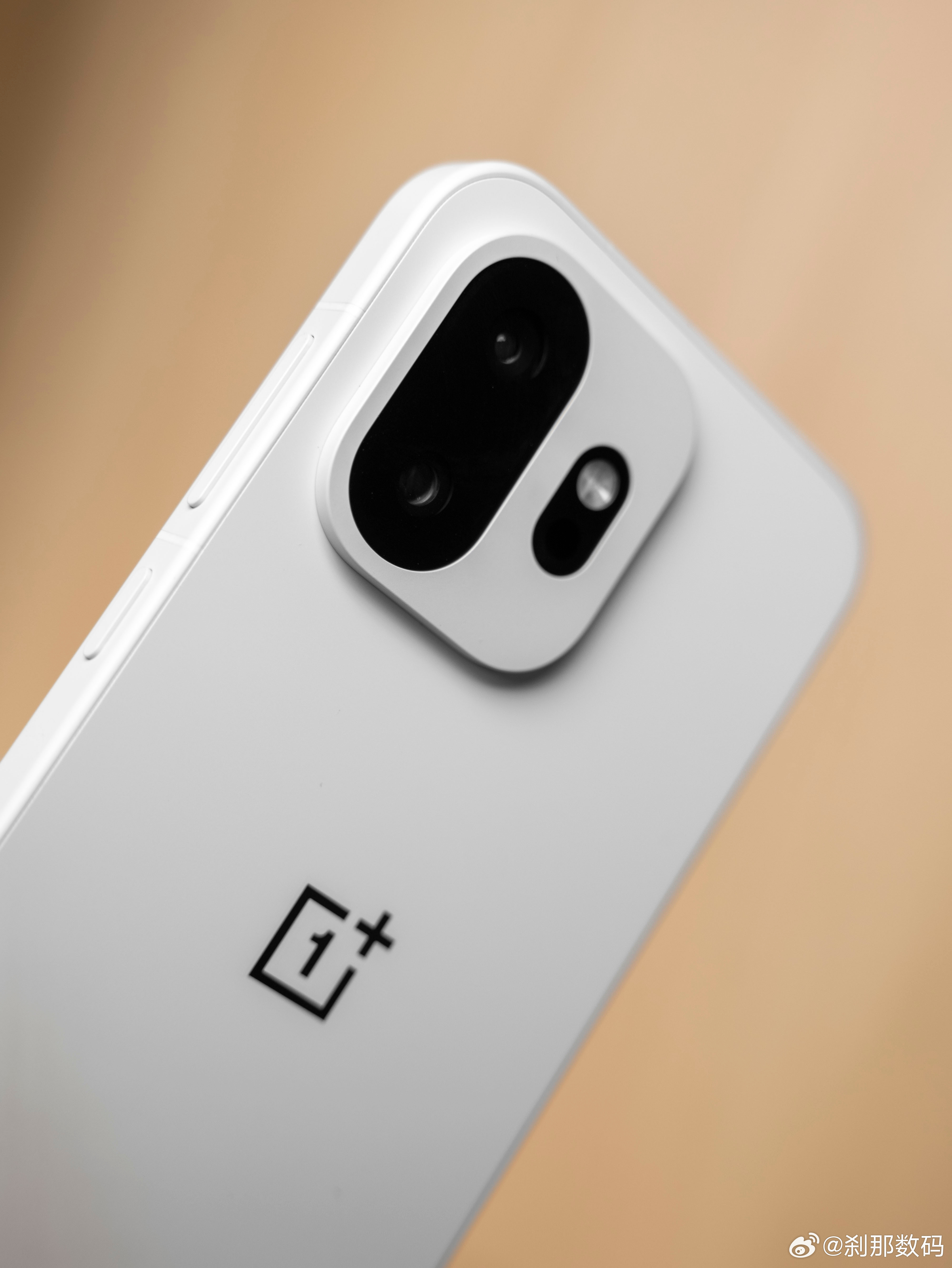 我不知道为什么，我明明有一加15，现在却一直在用一加15T。喜欢小屏手感只是